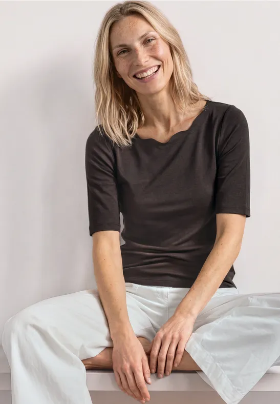 T-Shirt mit Wavy Neckline in Unifarbe