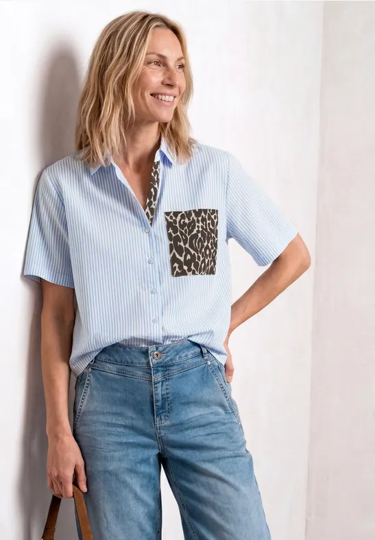 Kurzarm Hemdbluse mit Leo-Details Blau