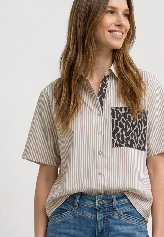 Kurzarm Hemdbluse mit Leo-Details Braun