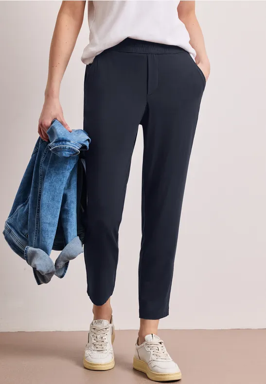 Street One Frauen Mid Waist Slim Leg Hose im Loose Fit in Blau, Gr: 46