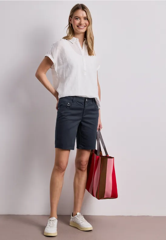 Mid Waist Bermuda in Satin-Optik Blau