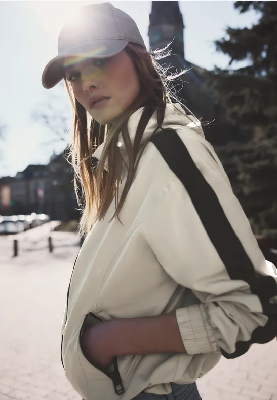 Thumbnail - Jacke mit Kapuze und Tapedetail