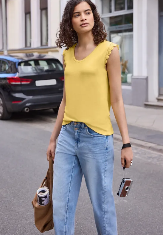 Top mit V-Neck und Rüschen