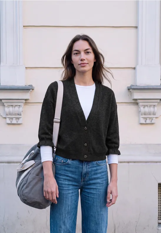Jasje met gebreide look, V-hals en knopen