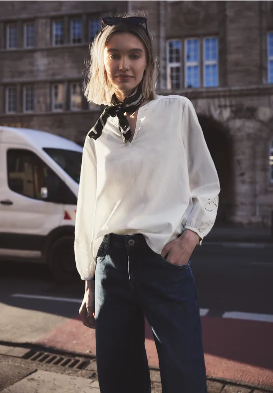 Bluse mit Split neck und Stickerei