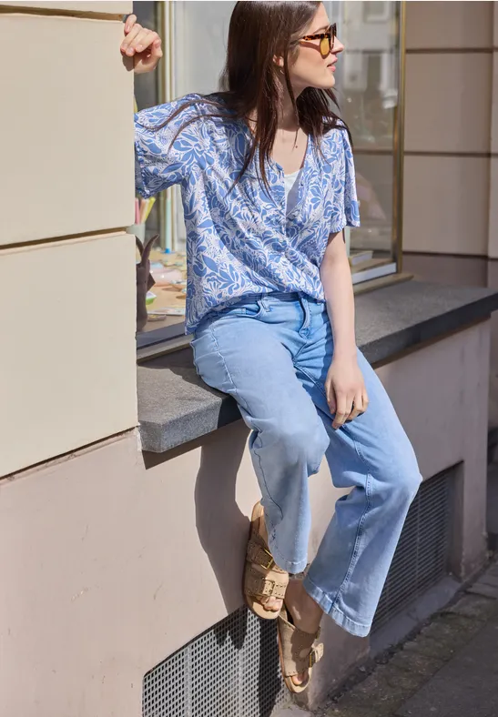 Blouse avec col en V et motifs floraux