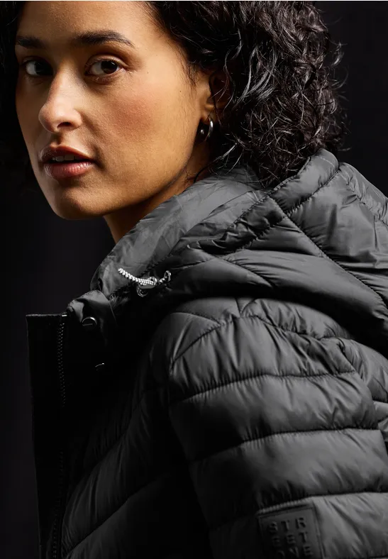 Jacke mit abnehmbarer Kapuze